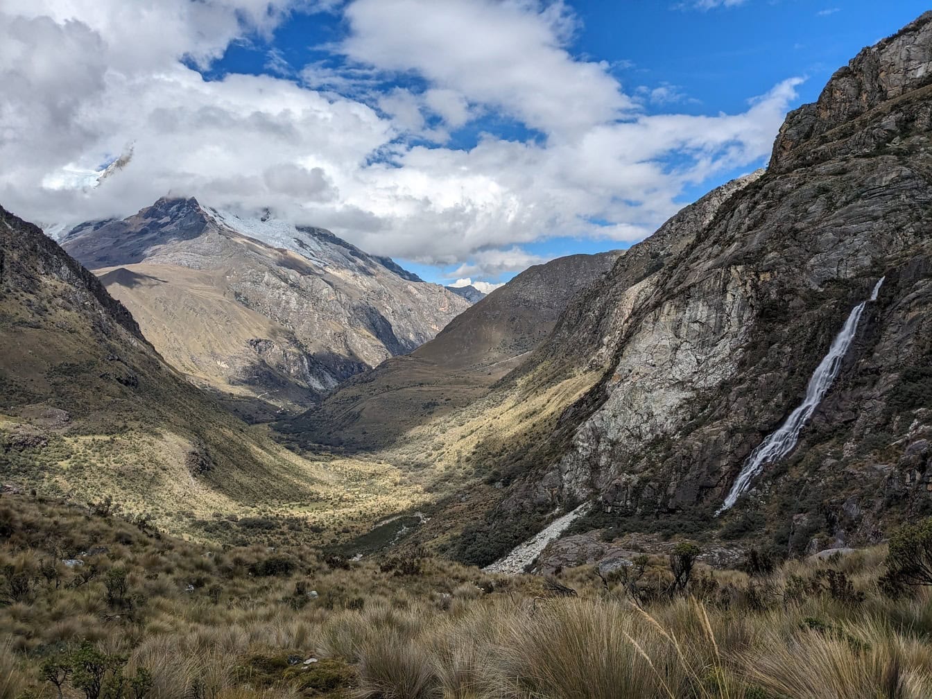 Lembah gunung dengan air terjun dekat Huraz di Peru, Amerika Latin