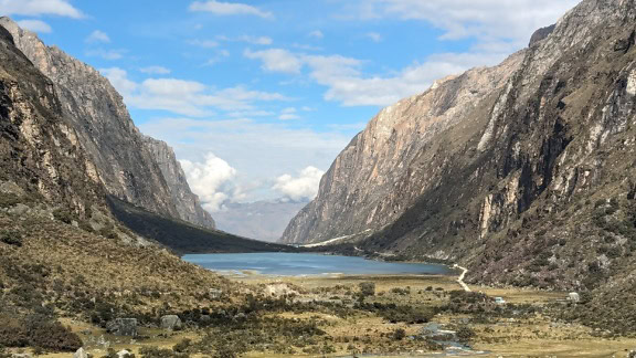 Lago Llanganuco en la Cordillera Blanca en los Andes del Perú