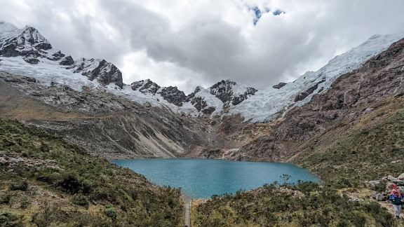 Lago Rocotuyoc também chamado de lago Paccharuri localizado em Nevado Copa na Cordilheira Branca no Peru