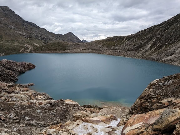 Klidné jezero obklopené peruánskou vysočinou, malebný výhled na Latinskou Ameriku