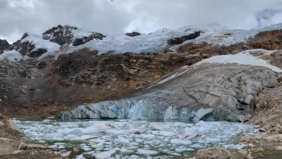 Peru’da Huaraz yakınlarındaki And Dağları’ndaki tabiat parkında dağlarda buzul gölü, Latin Amerika’nın doğal bir manzarası