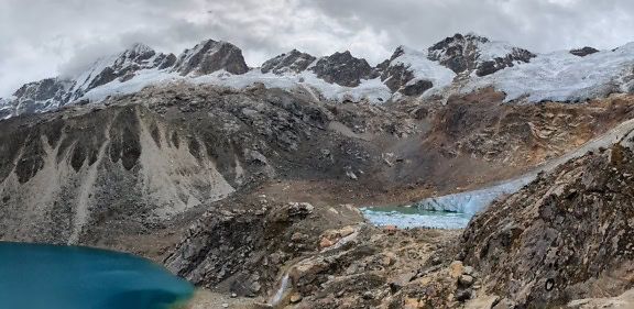湖と雪が山頂に覆われた山の風景は、ペルーのワラス近郊のアンデス山脈の自然公園にあります