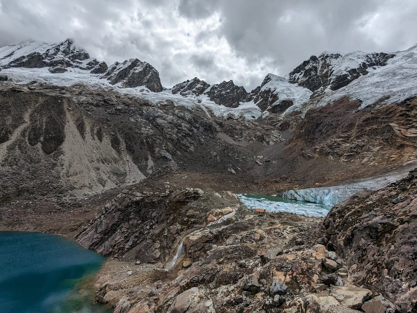 Danau Rocotuyoc atau danau Paccharuri dengan gletser di latar belakang di Nevado Copa di Cordillera Blanca, pemandangan indah Peru