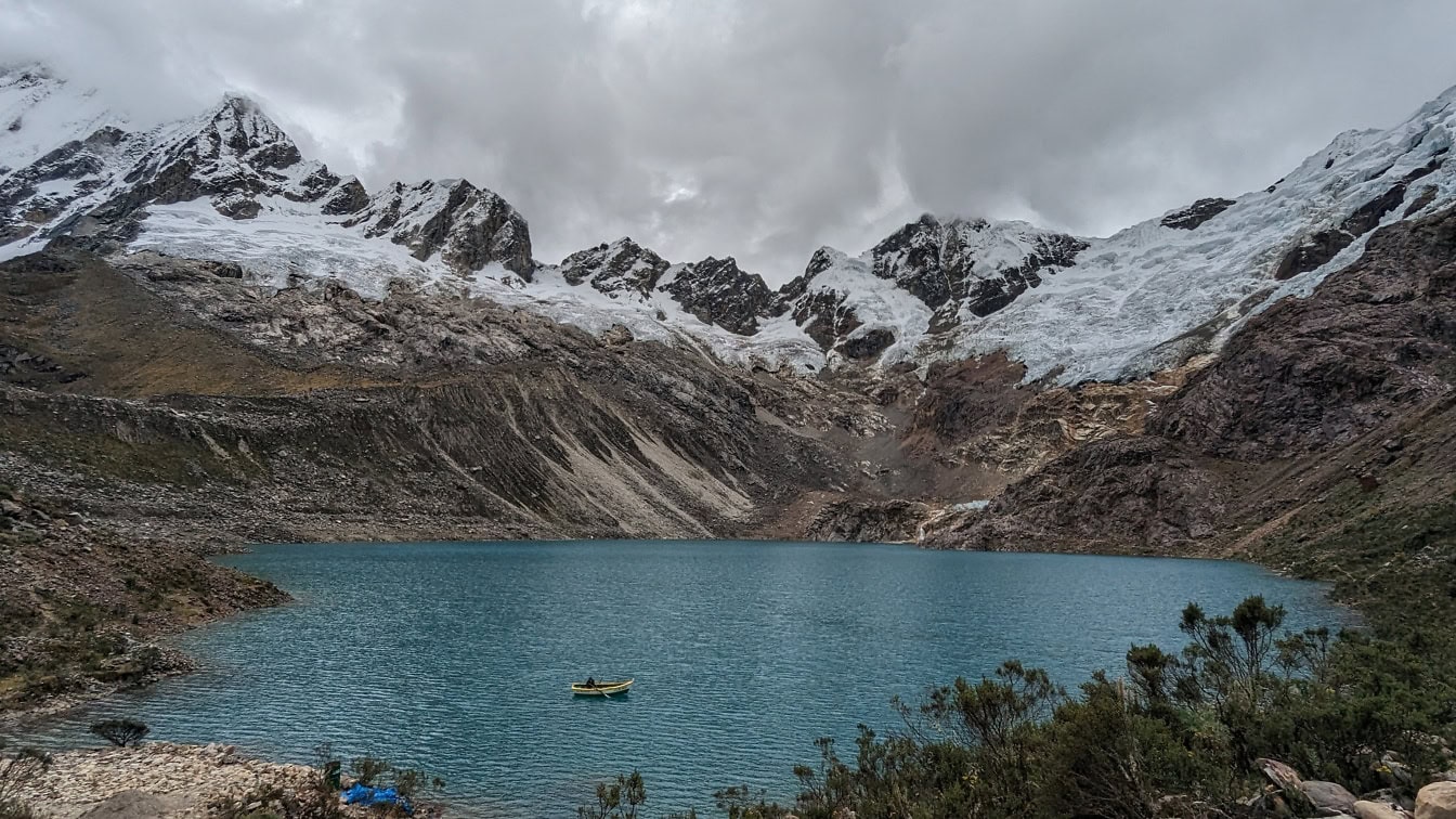 Vene Rocotuyo-järvellä Raramaypampassa Perussa, taustalla vuoret