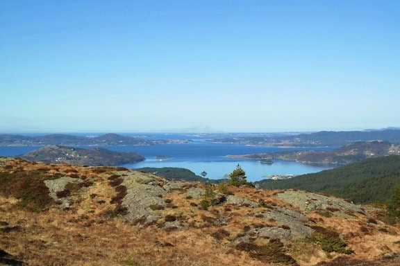 Panoramalandskap i et skandinavisk landskap med fjellvann i Norges naturpark