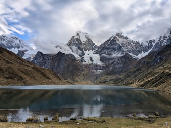 ペルーのカルワコチャ湖のパノラマ、ラウリコチャ県のワヌコ地方、南米の雄大な景色