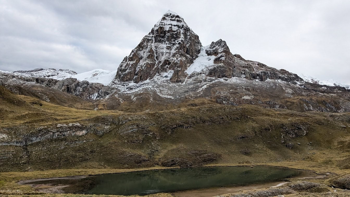 秘鲁科迪勒拉瓦伊瓦什山脉的卡尼塞罗湖，秘鲁雄伟景观的美景