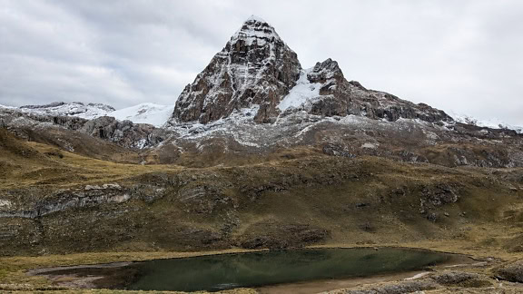Езерото Carnicero в планинската верига Cordillera Huayhuash в Перу, живописна гледка към перуанския величествен пейзаж
