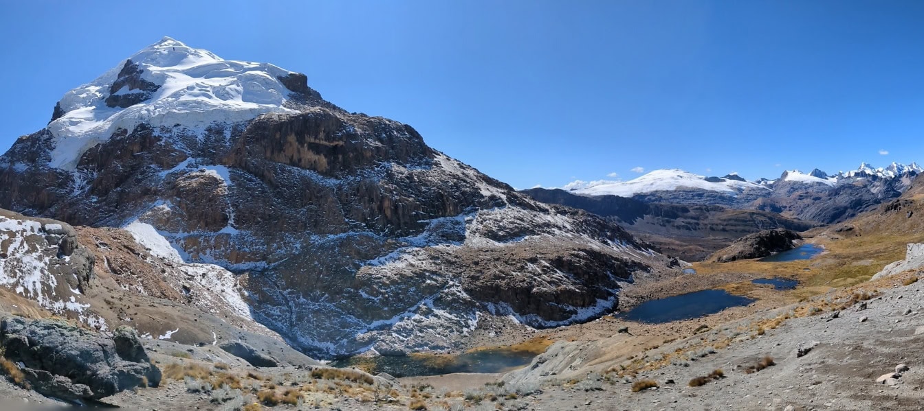Panorama majestoso de três lagos glaciares em um vale na cordilheira Huayhuash nos Andes do Peru na América do Sul