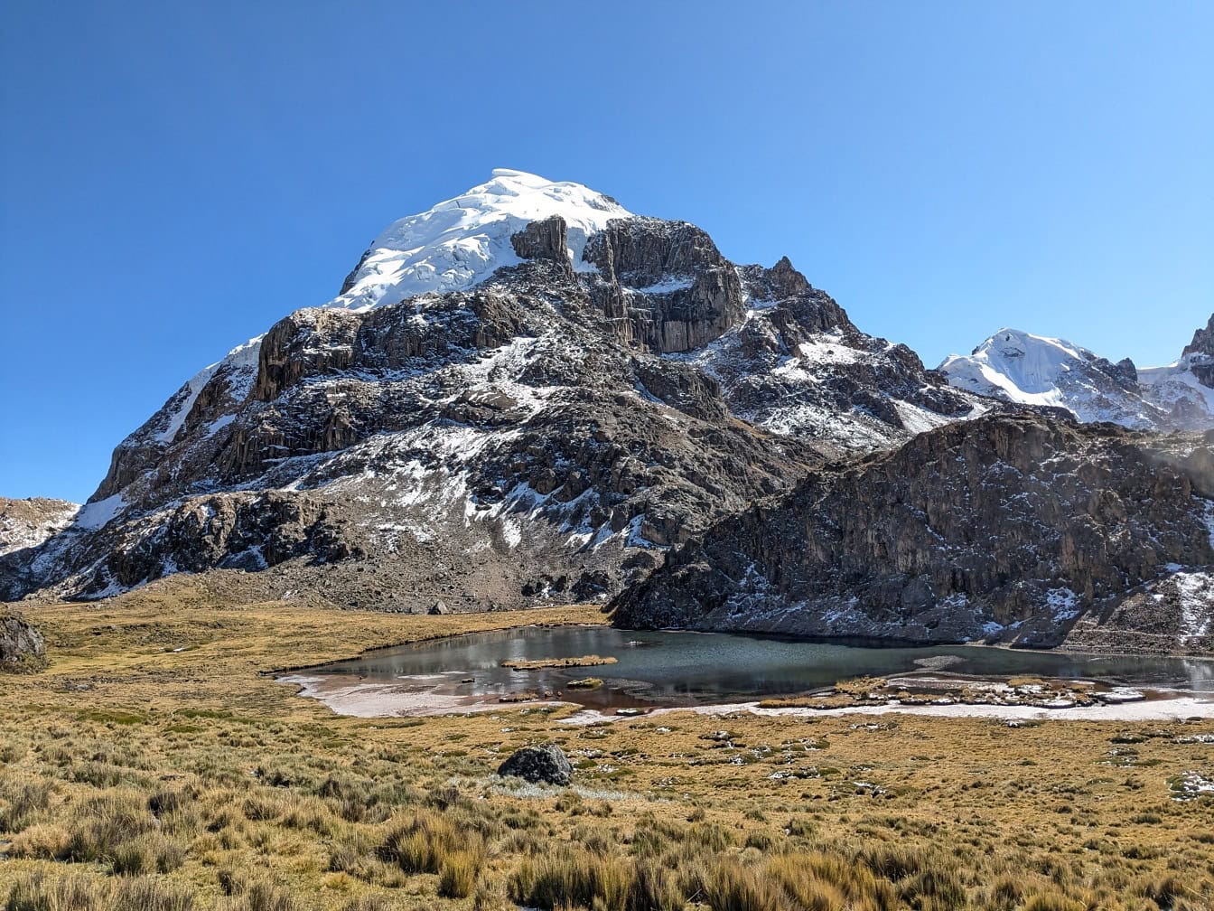 Berg met sneeuw op top bij Huayhuash-bergketen binnen de Andes van Peru