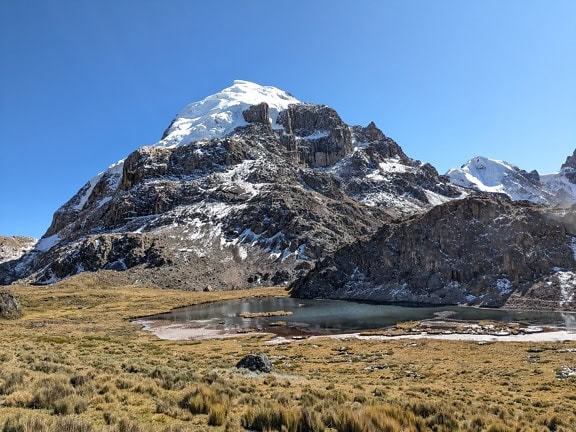 Montagna con neve in cima alla catena montuosa di Huayhuash all’interno delle Ande del Perù