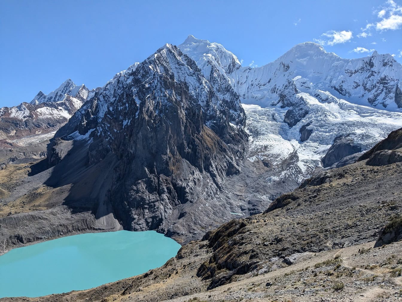 Pemandangan indah puncak gunung di danau Palcacocha di pegunungan Cordillera Huayhuash di Andes Peru