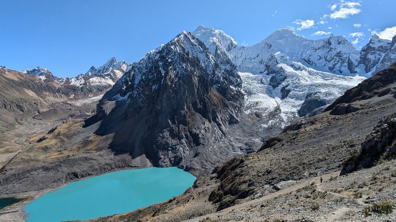 Berg met een meer Palcacocha bij de bergwaaier van Cordillera Huayhuash in de Andes van Peru in Zuid-Amerika