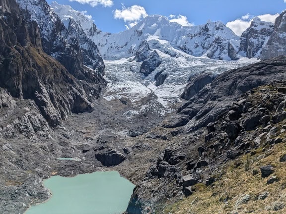 Hora so zasneženými vrcholmi s ľadom a ľadovcovým jazerom pri Cordillere v peruánskych Andách s dvoma jazerami