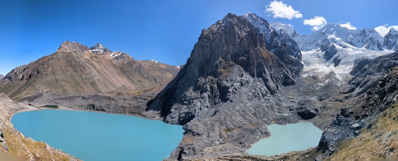 Panoramautsikt over Cordillera i Andesfjellene i Peru med to innsjøer