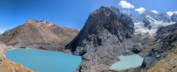Panorámás kilátás nyílik a Cordillera a perui Andokban két tóval
