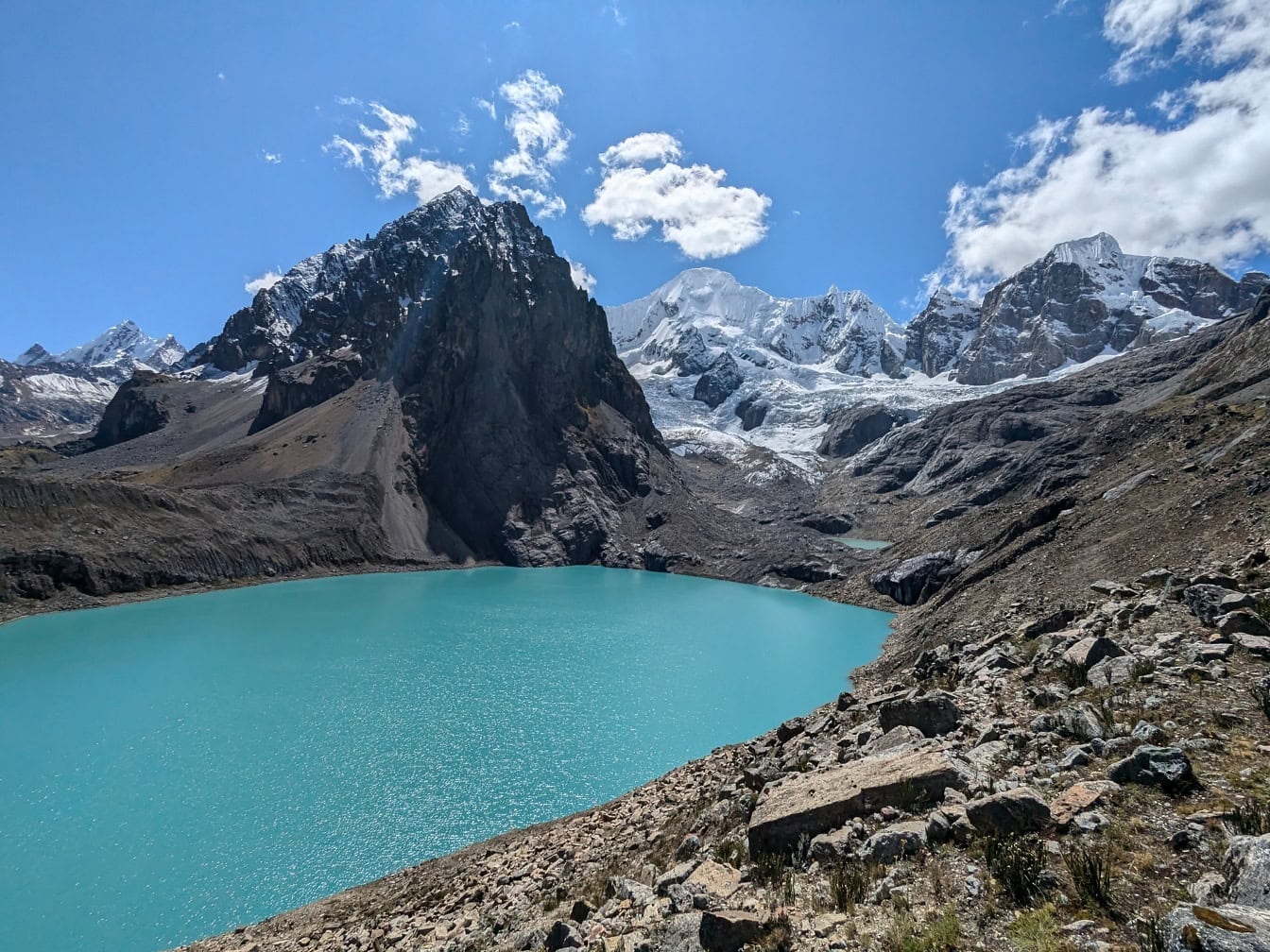 Ett hisnande panorama över en vacker turkos sjö i naturparken i ett Peru högt uppe i Anderna