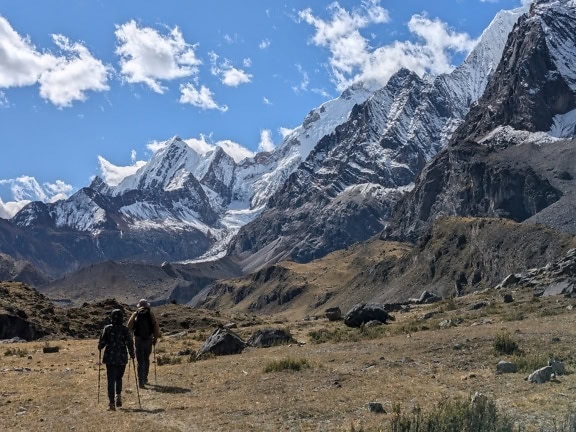 ผู้ชายเดินป่าบนภูเขาที่เทือกเขา Cordillera Huayhuash ในเปรู