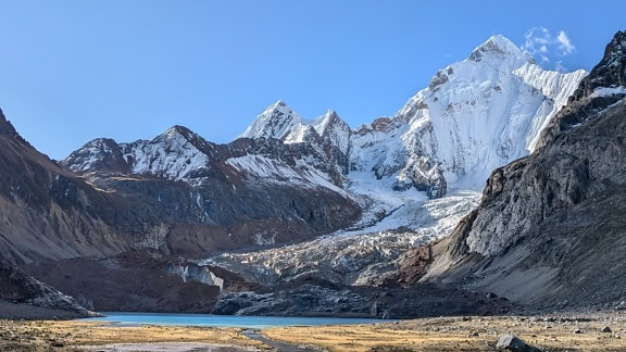 Ledovcové jezero na dně pohoří Cordillera Huayhuash v Andách v Peru