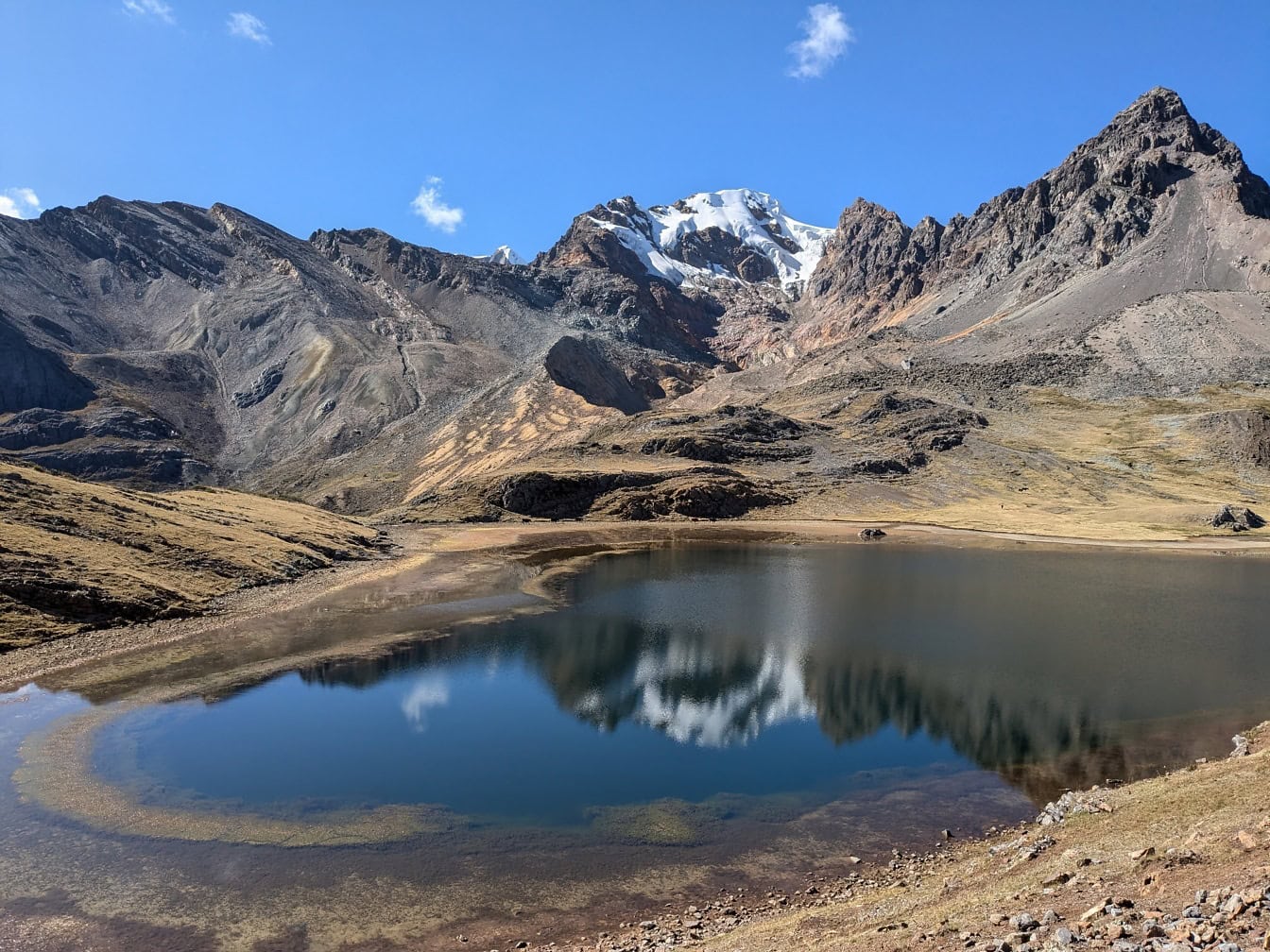 Lago in montagna al passo Paso de Carhuac nella catena montuosa della Cordigliera Huayhuash in Perù, una vista panoramica del Sud America