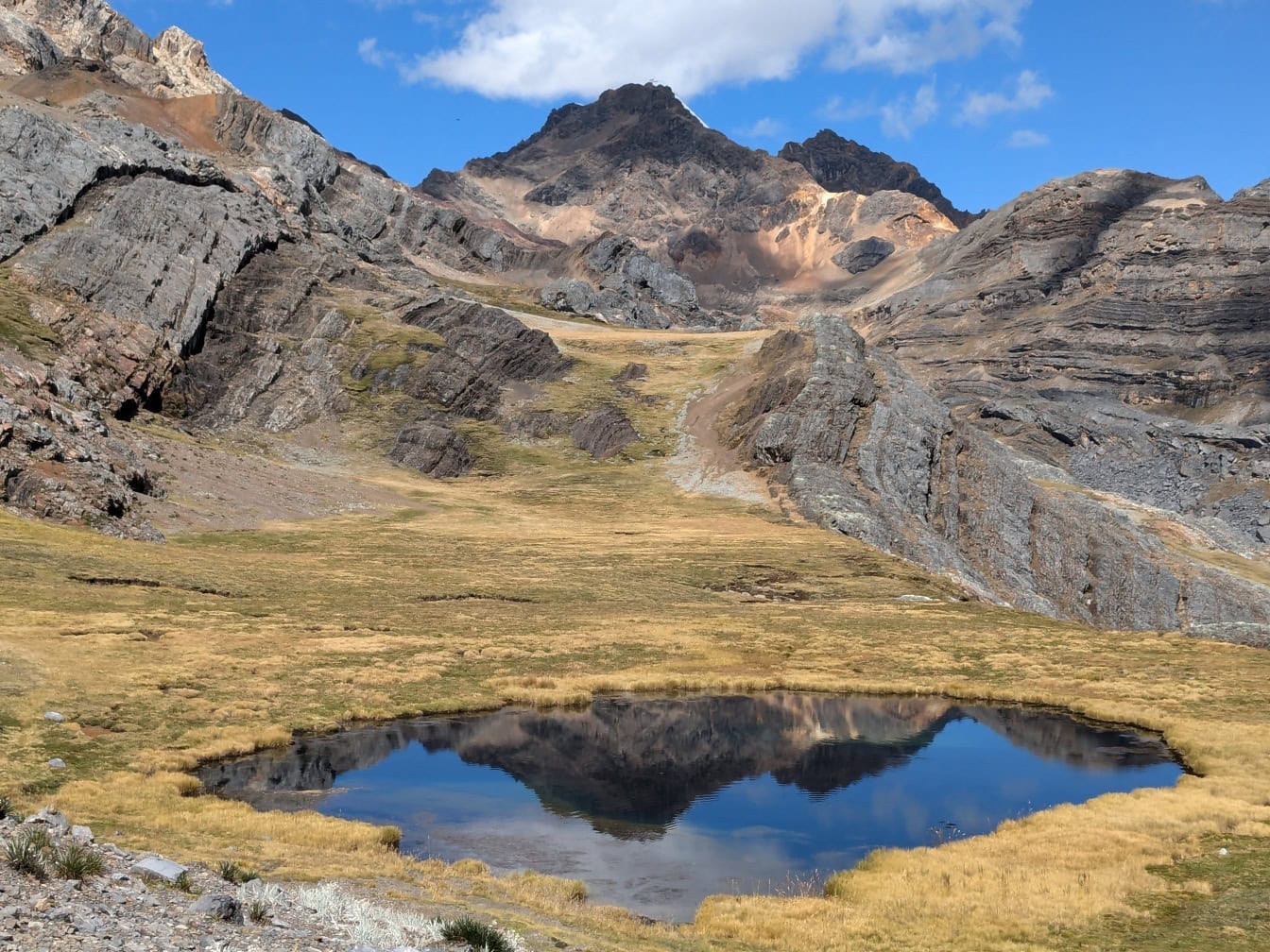 Maiestuos lac mic ridicat într-un munte dintr-un lanț muntos Cordillera Huayhuash din Anzi din Peru