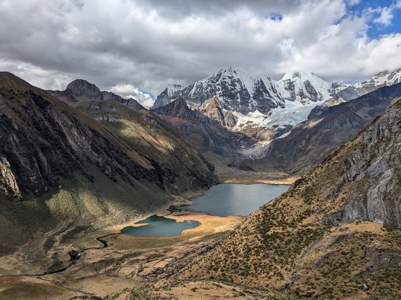 페루 안데스 산맥의 산맥 인 Cordillera Huahuash에서 산으로 둘러싸인 호수의 탁 트인 전망