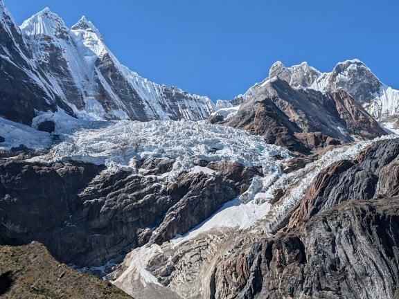 Ancash 지역의 페루 안데스 산맥에 있는 Cordillera Huayhuash 산맥에 빙하가 있는 눈 덮인 산