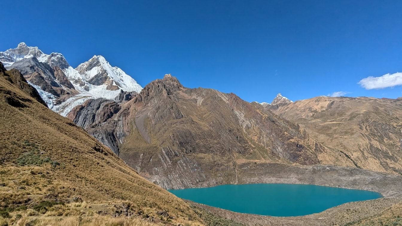 Panoramă a lacului glaciar din munții din lanțul muntos Cordillera Huayhuash din Anzi din Peru, în regiunile Ancash
