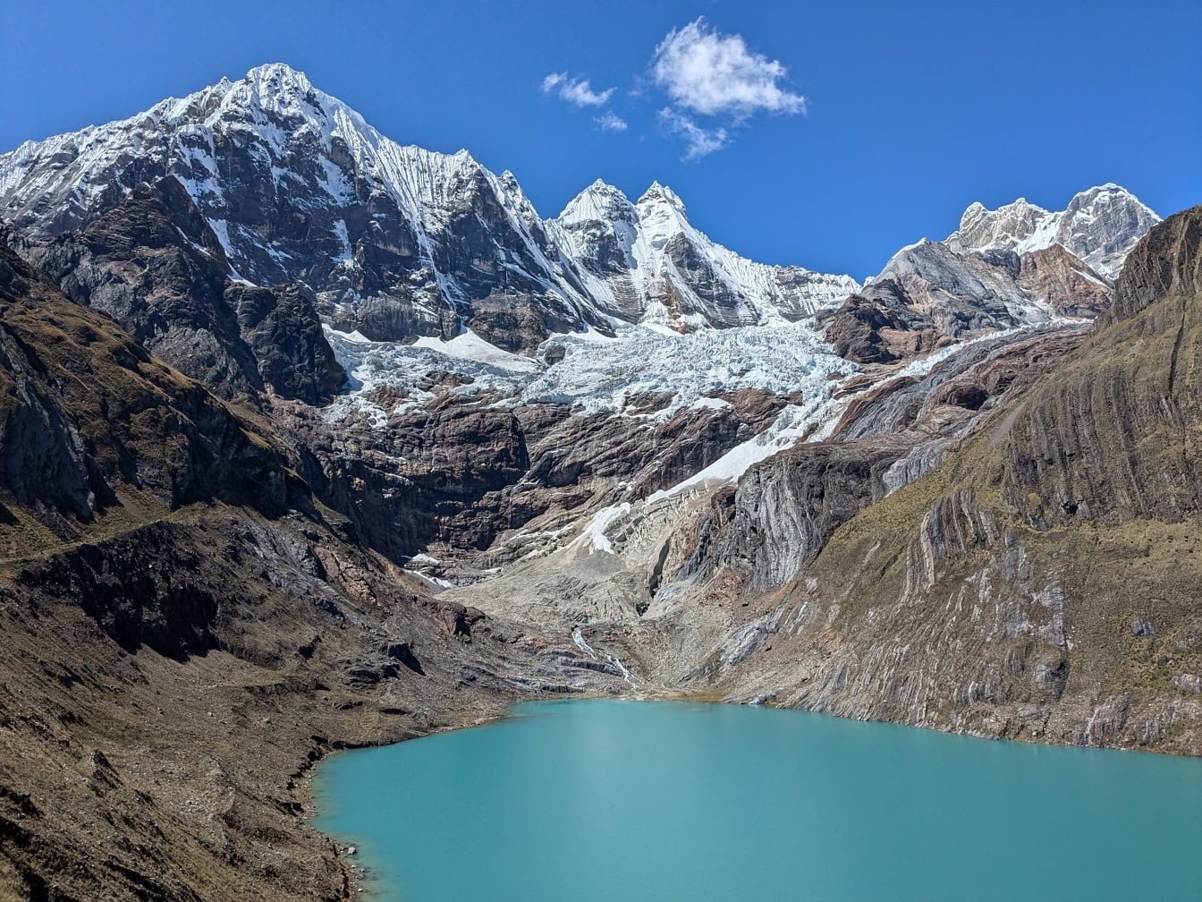 Danau dikelilingi oleh pegunungan di pegunungan Cordillera Huayhuash di Andes Peru di wilayah Ancash, Lima dan Huánuco