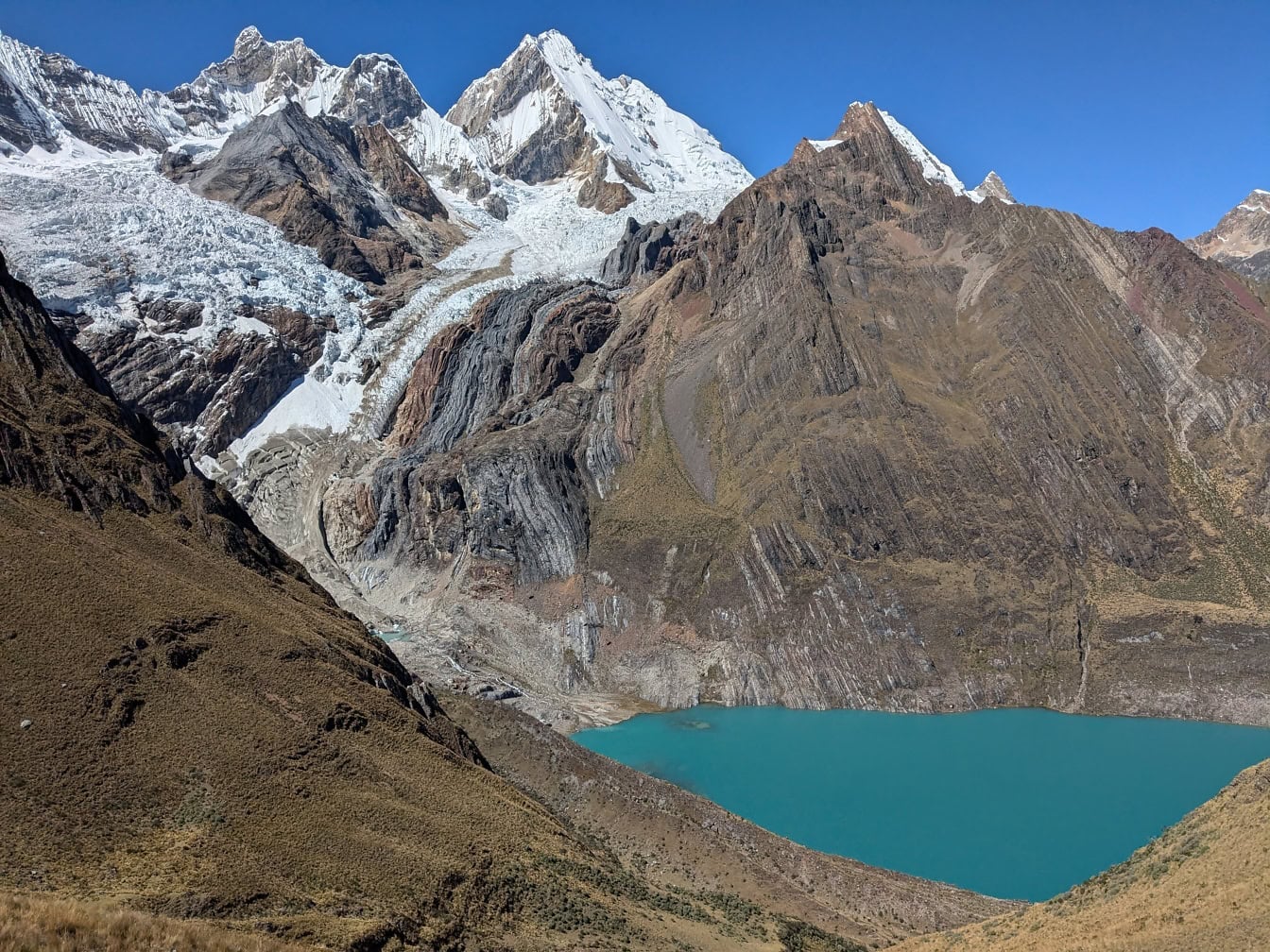 Пейзаж на тюркоазено езеро Llanguanco, живописна гледка към Cordillera Huayhuash планинска верига в Андите в Перу в Латинска Америка