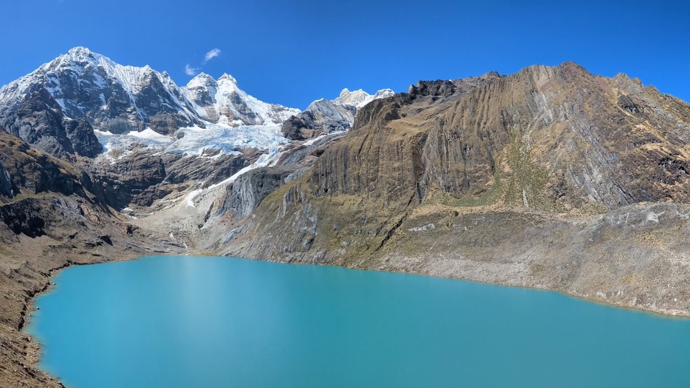 Het meer van Llanguanco bij de bergketen van Cordillera Huayhuash in de Andes in Peru