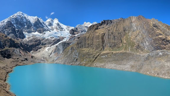 Peru’daki And Dağları’ndaki Cordillera Huayhuash sıradağlarındaki Llanguanco gölü