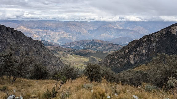 Huascaran 국립 공원의 Nevado Hualcan 기슭에있는 산과 나무의 풍경, 라틴 아메리카의 경치 좋은 전망