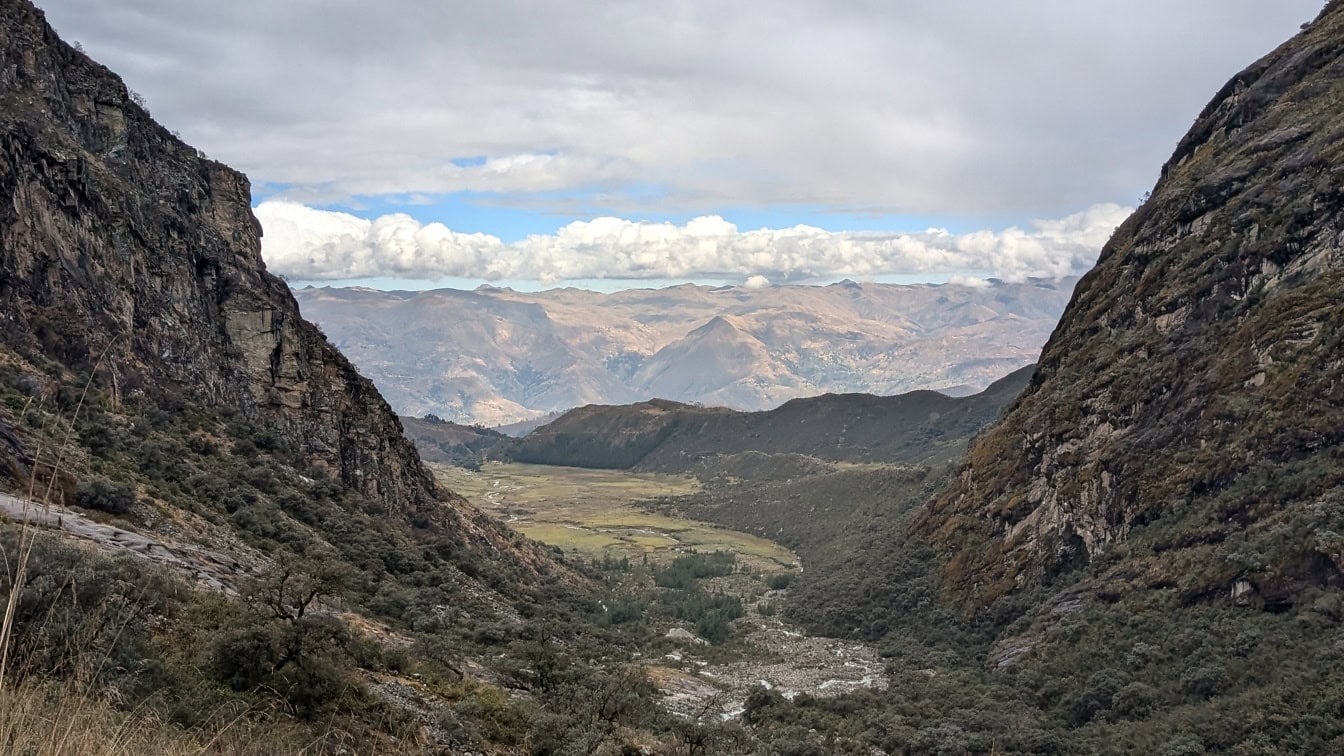 Thung lũng dưới chân Nevado Hualcan trong công viên quốc gia Huascaran ở Peru