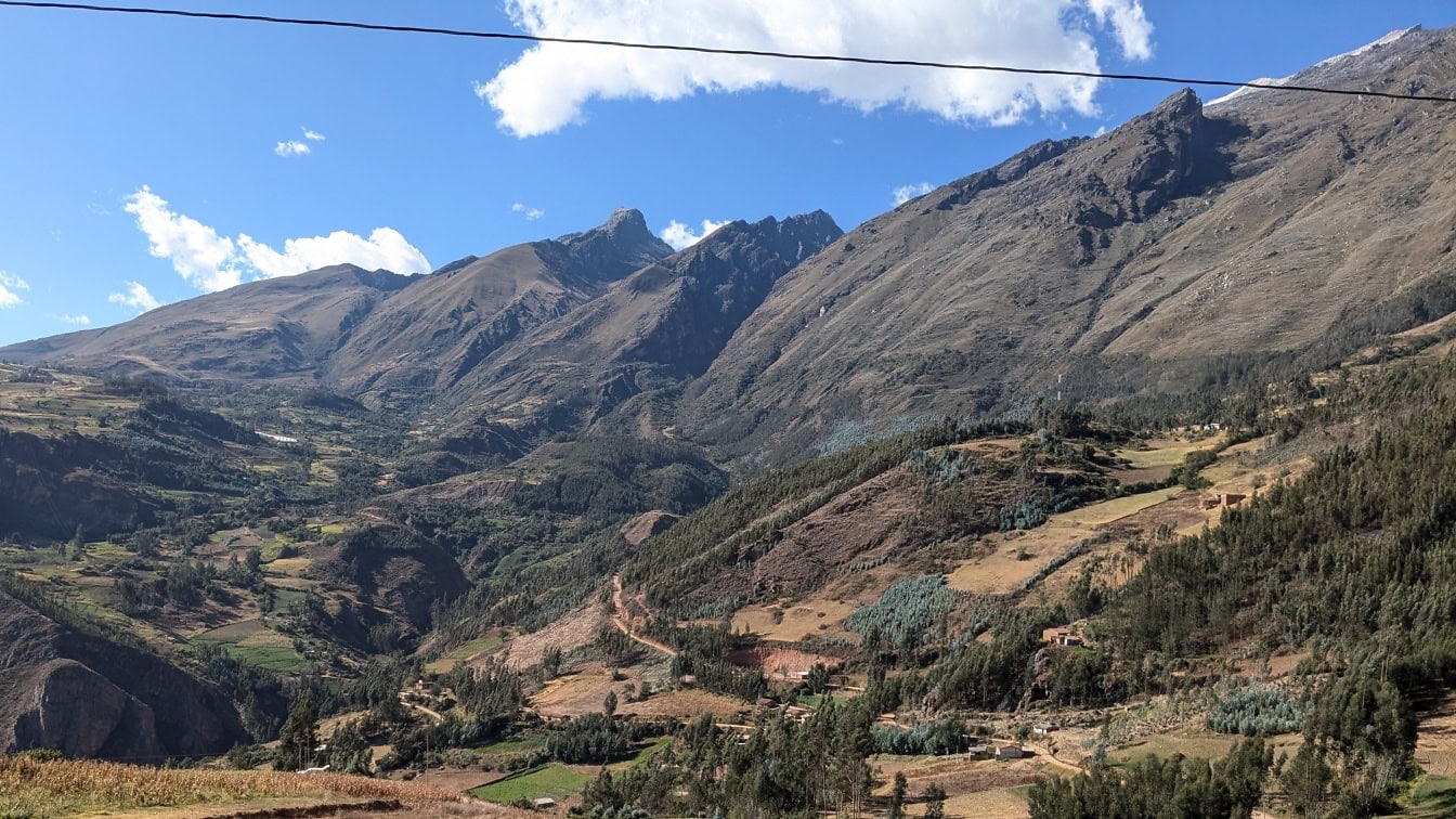 Landskab i en dal med bjerge og træer ved Cordillera Blanca i Andesbjergene i Peru