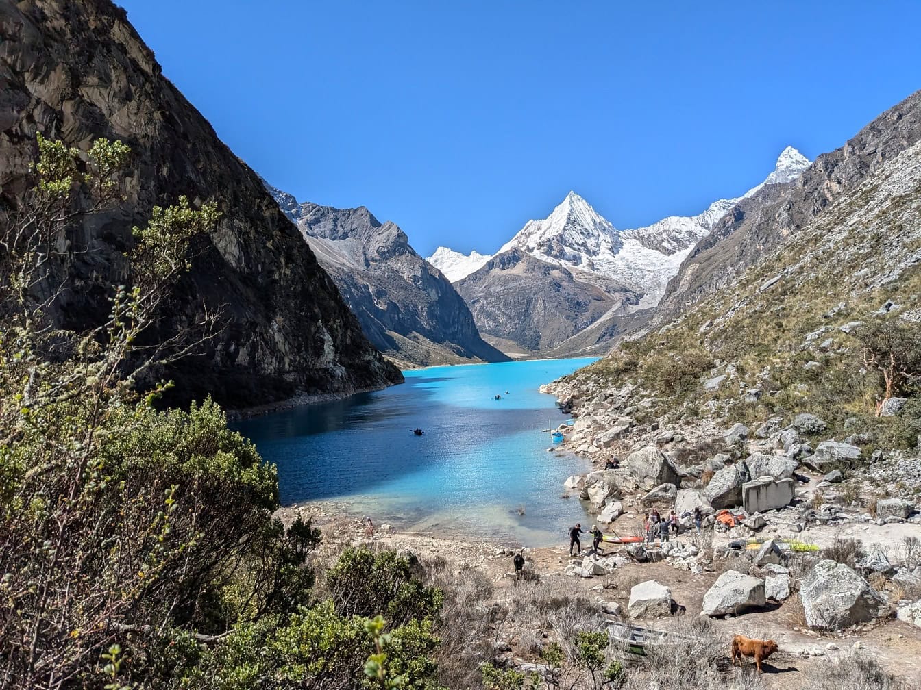 페루 안데스 산맥의 코르디예라 블랑카 (Cordillera Blanca)에있는 파론 (Parón) 호수 기슭의 캠핑장, 라틴 아메리카의 경치 좋은 전망