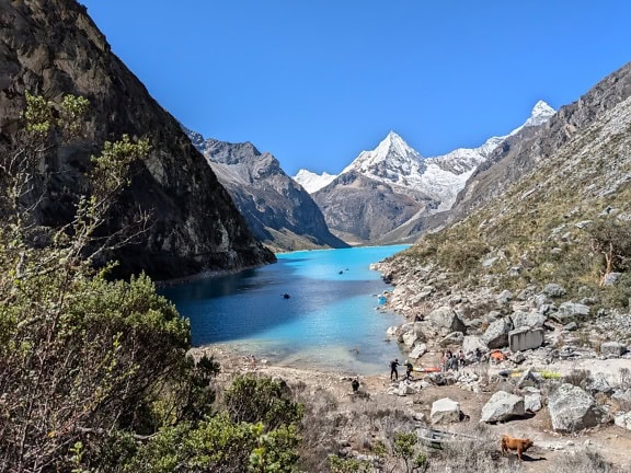 Campingplass ved bredden av innsjøen Parón ved Cordillera Blanca i Andesfjellene i Peru, en naturskjønn utsikt over Latin-Amerika