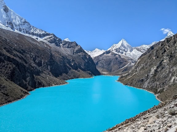 ターコイズブルーの水があるパロン湖、ペルーのアンデス山脈のコルディレラブランカ