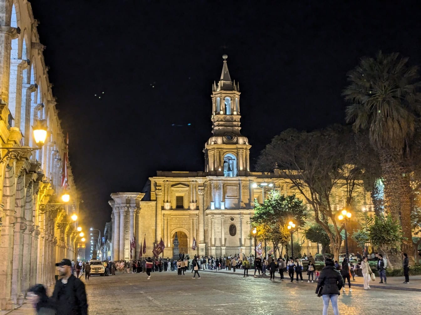 Plaza monumental dengan katedral Arequipa di Peru pada malam hari