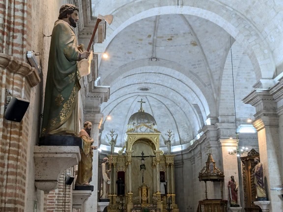 Интерьер церкви Ла-Мерсед в Арекипе, Перу