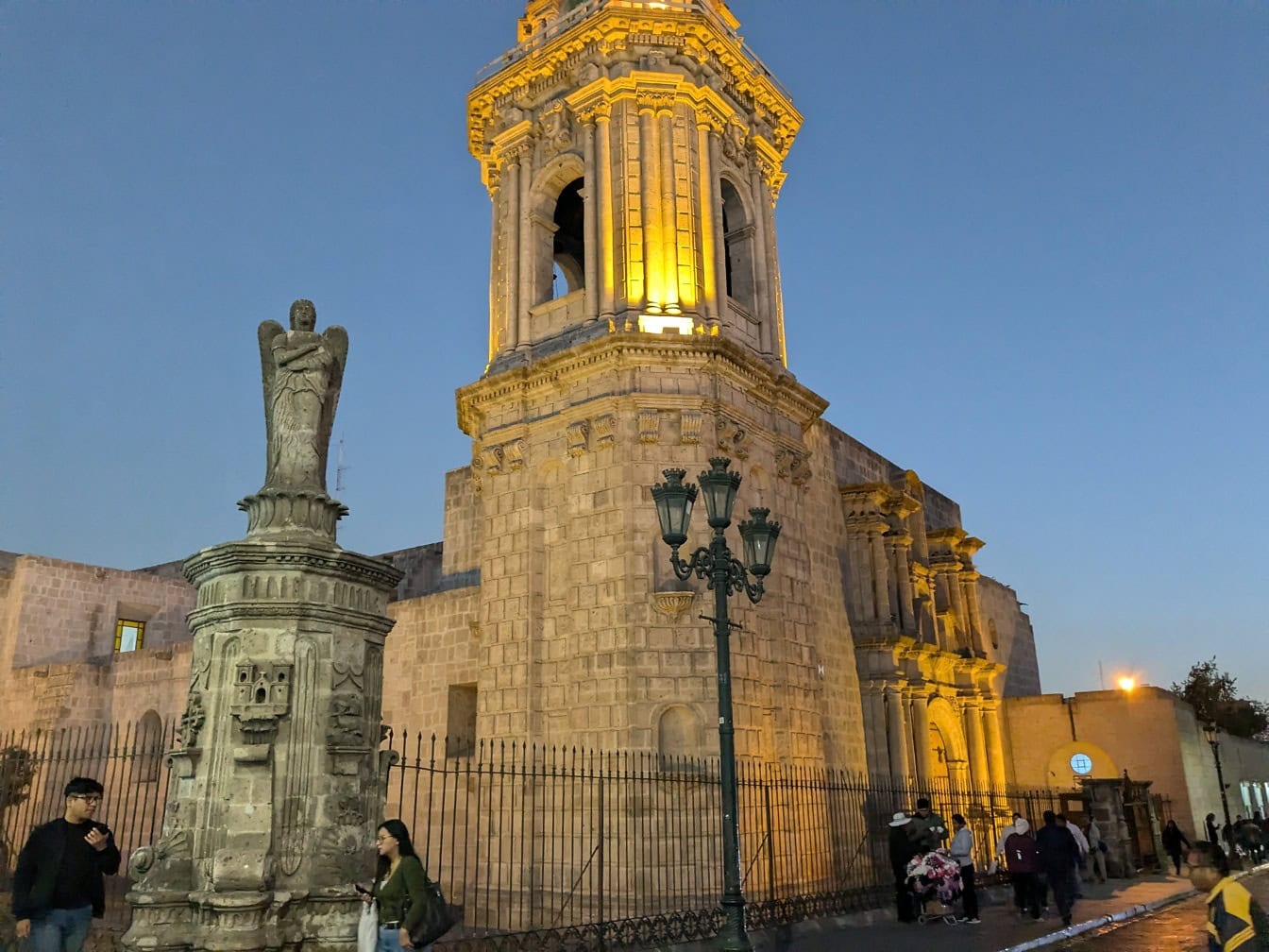 De hoofdklokkentoren van de kerk van Santo Domingo in de stad van Arequipa in Peru in de avond