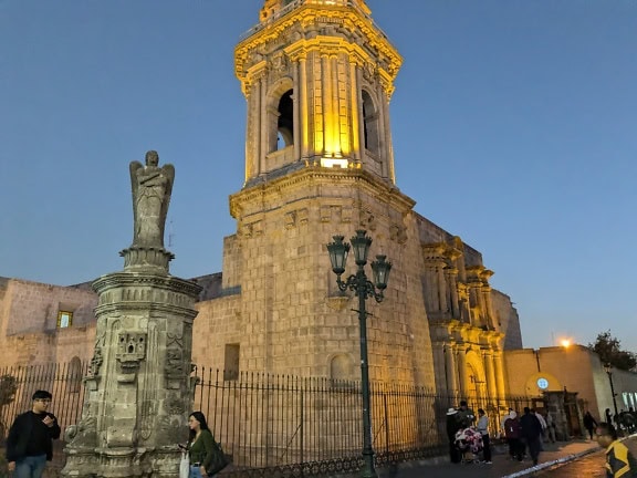 저녁에 페루의 아레 키파 (Arequipa)시에있는 산토 도밍고 (Santo Domingo) 교회의 주요 종탑