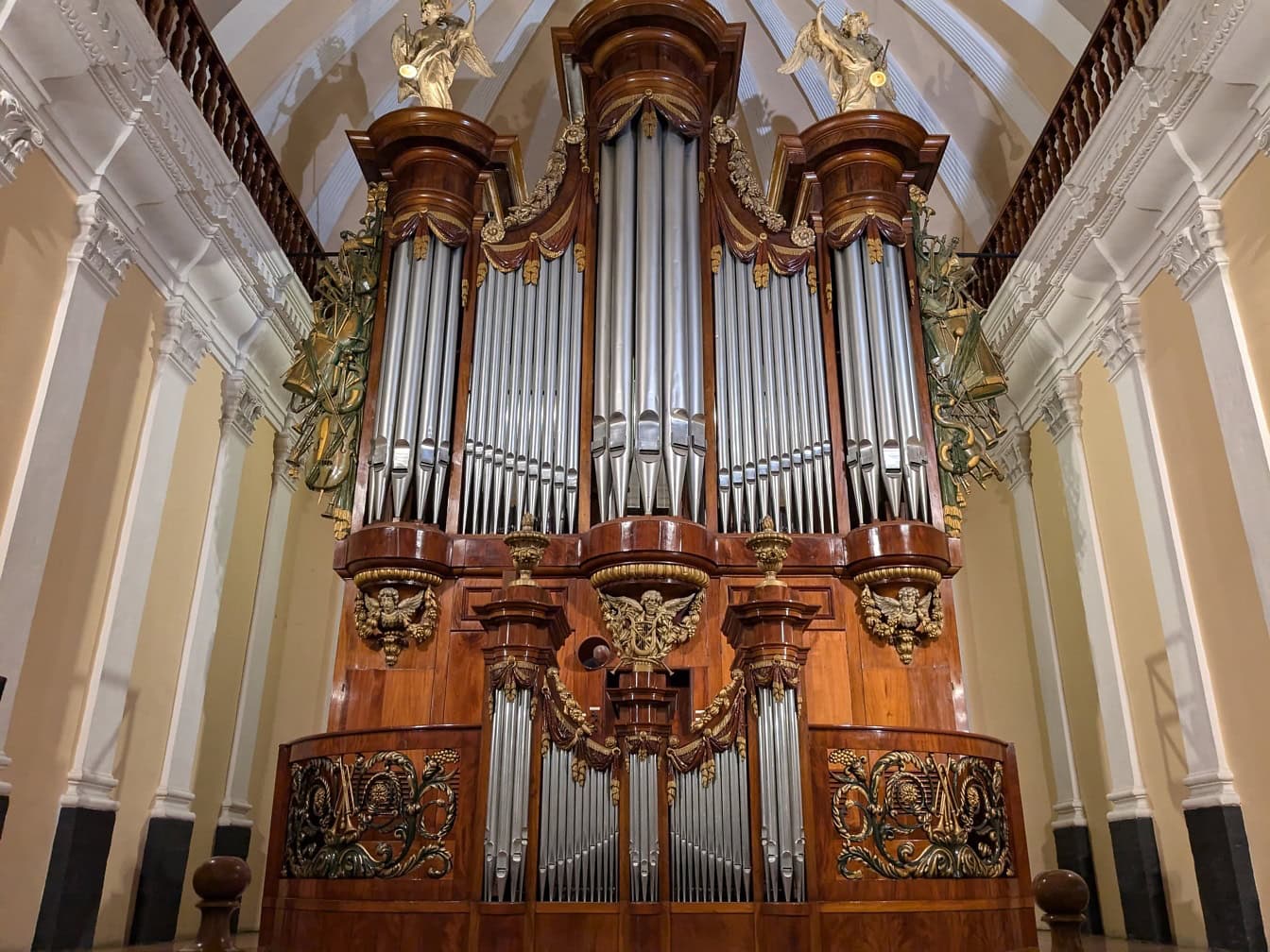 Stort håndlavet udsmykket orgel i katedralen Basilica of Arequipa i Peru