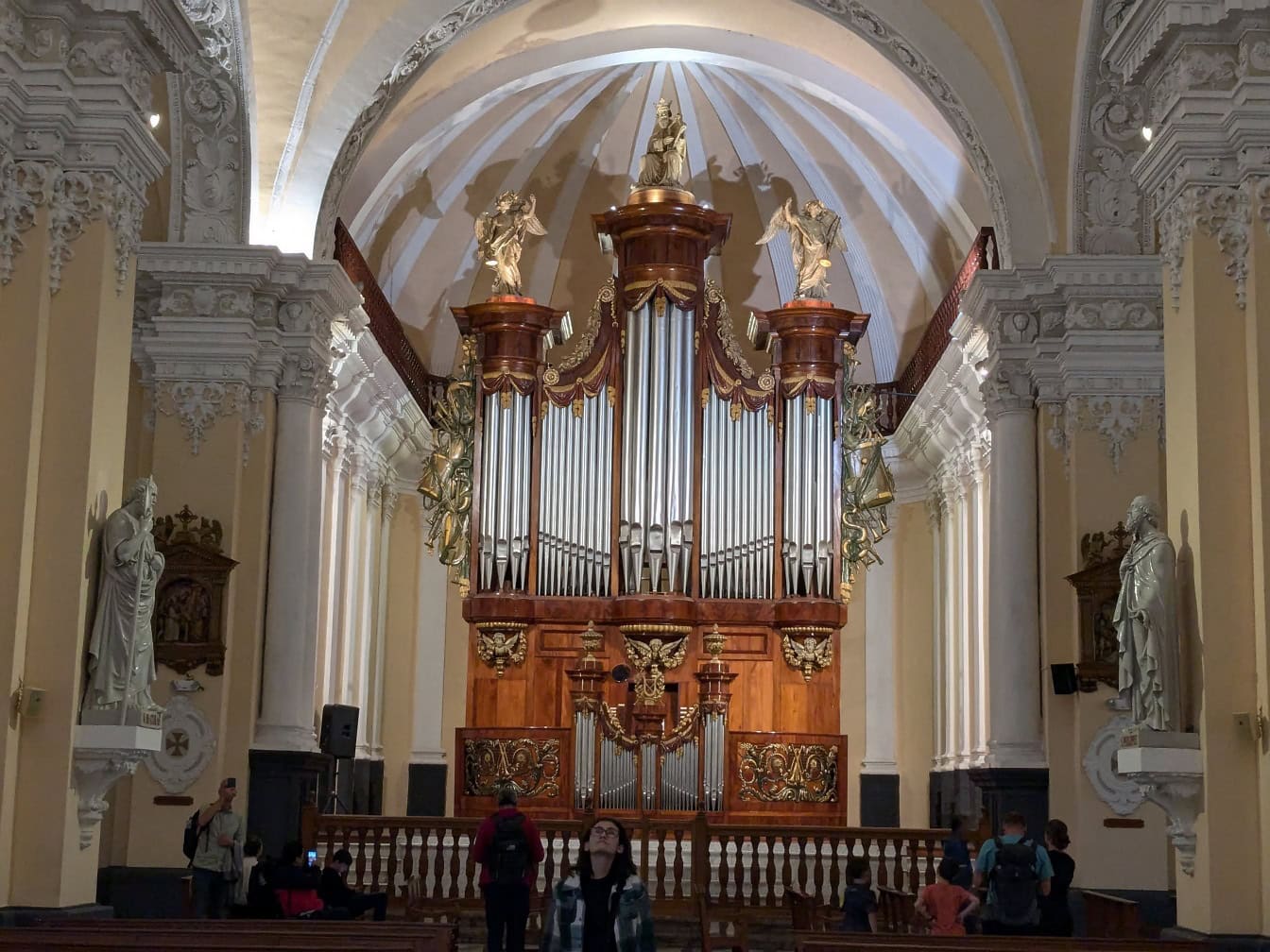 Tradycyjne belgijskie organy piszczałkowe w bazylice katedralnej w mieście Arequipa w Peru