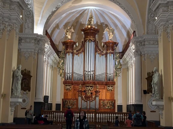 Tradiční belgické píšťalové varhany v katedrále v bazilice ve městě Arequipa v Peru