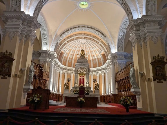 Интерьер соборной базилики Арекипы в Перу с красивым белым потолком и красной ковровой дорожкой