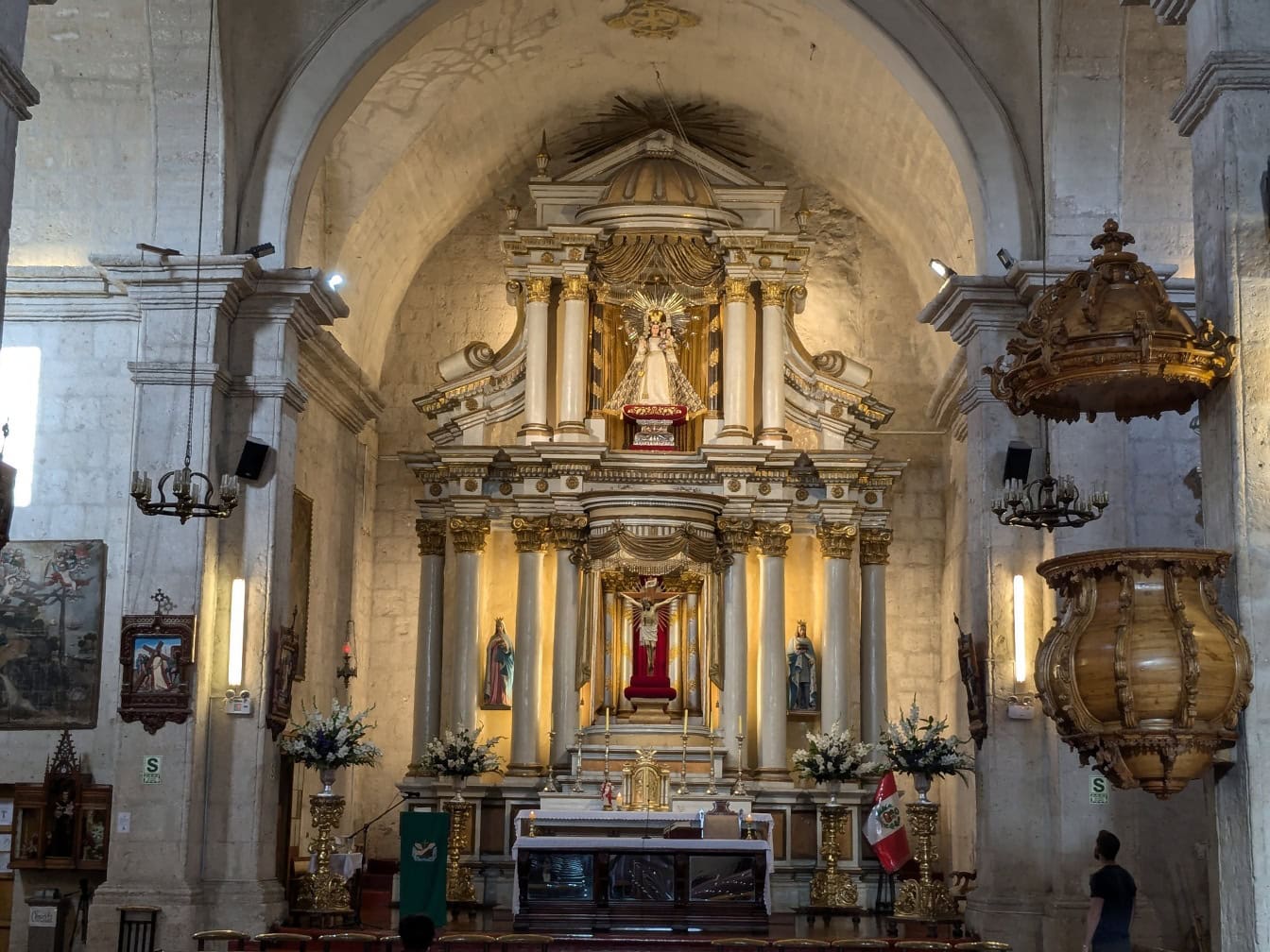 Binnenland van katholieke kerk in Peru met standbeelden op sierlijk altaar