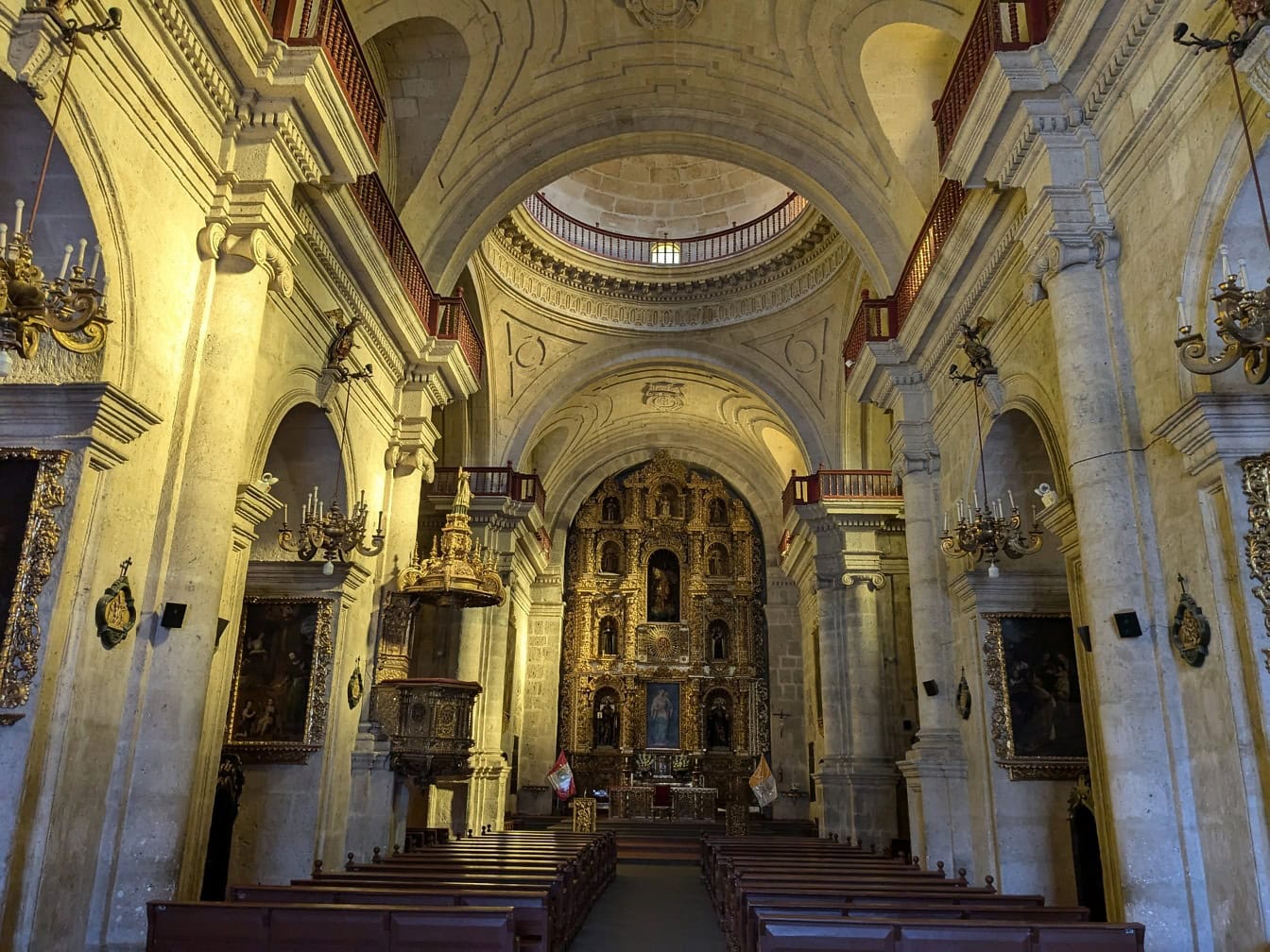 Um interior em estilo barroco da igreja católica da Companhia de Jesus de Arequipa, no Peru, com um altar ornamentado