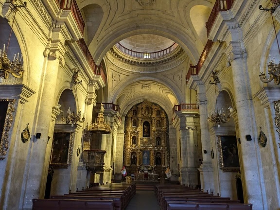 En interiör i barockstil av katolsk kyrka av Jesu sällskap i Arequipa i Peru med ett utsmyckat altare