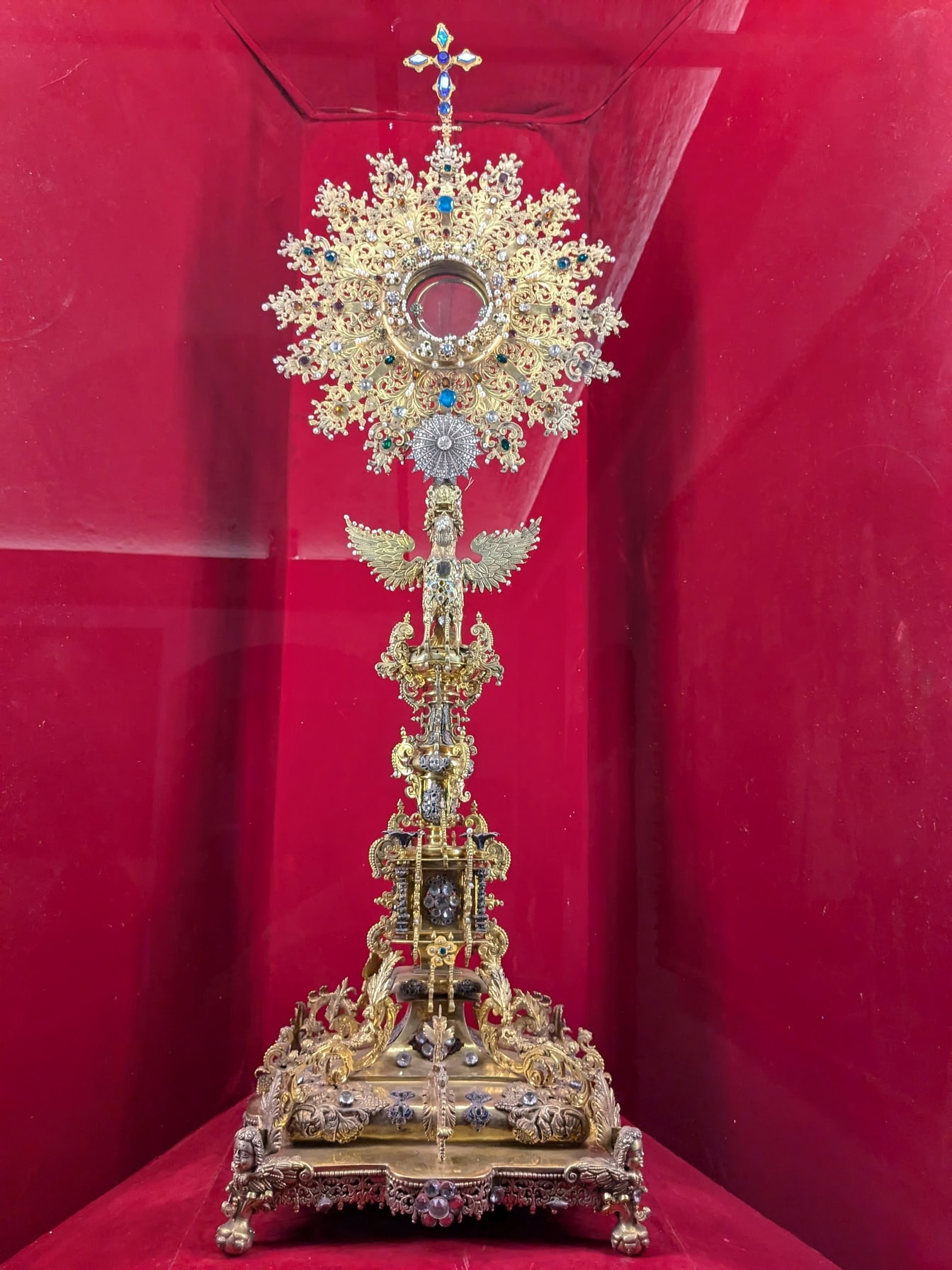 Peruánské náboženské dědictví: zdobený zlatý předmět s křížem, vystavený v jezuitském kostele v Arequipě v Peru